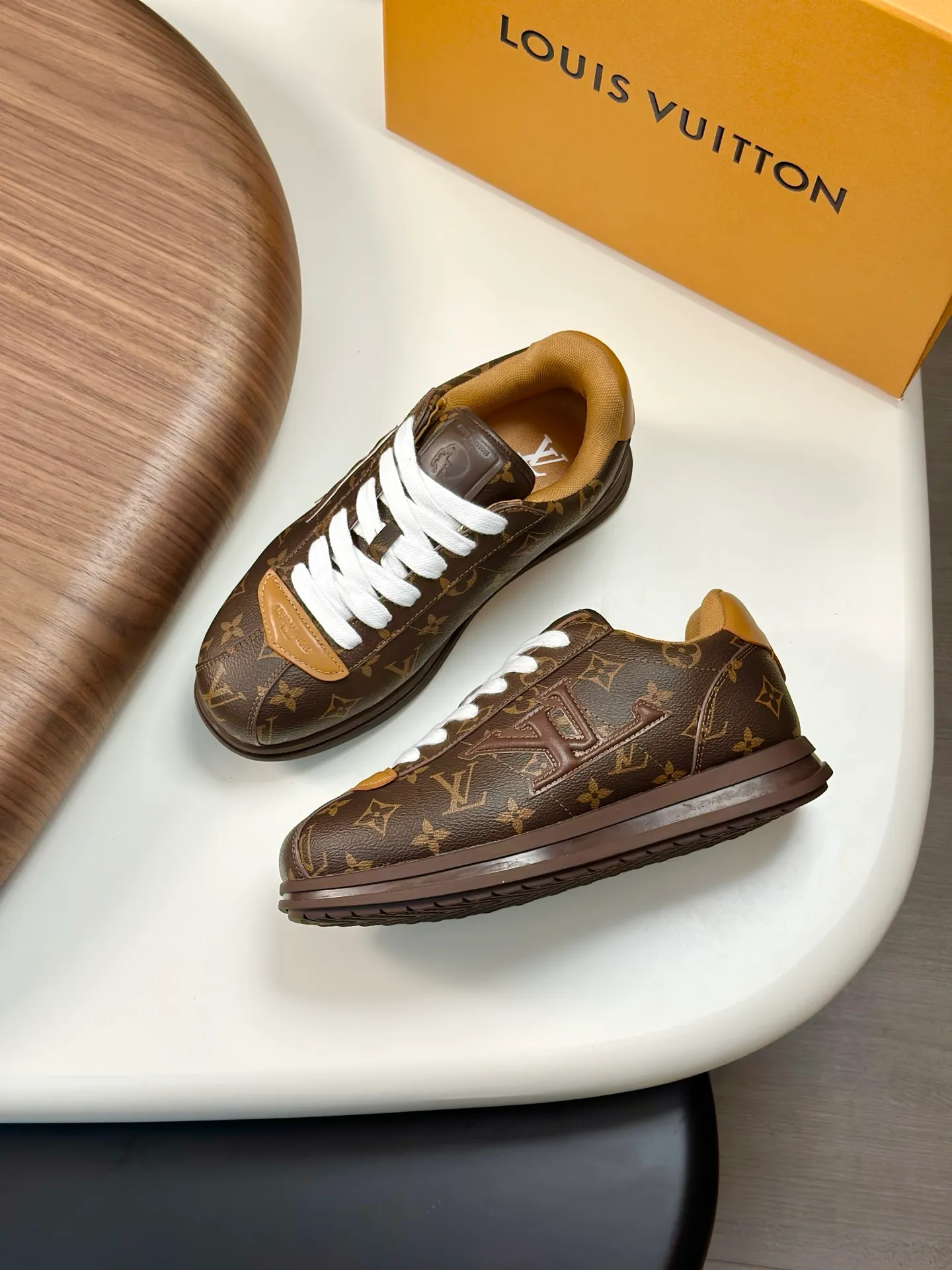 Factory direct sale ¥700💰Full set of packaging💰Top version LV-Louis Vuitton-Classic catwalk new style 1:1 developed replica of the original version! ! The upper foot is very comfortable. It is made of luxurious materials and fine workmanship. The midsole is printed with English letters "Made in Europe". The upper is made of calfskin imported from Italy. The side is decorated with the brand's LOGO and signature. The latest latex foot pads and mesh lining make the foot feel super comfortable. The original two-color TPU combination outsole is specially provided by the original factory. Bag technology Goodyear stitched edges Fabric: Exclusive custom first-layer cowhide Accessories: Exclusive private model Vuitton logo, lining: Customized silk mesh lining - first-layer silk cowhide lining Outsole: TPU combination outsole wear-resistant, non-slip and anti-yellowing Foot pads: new latex pads-mesh sweat-absorbent Counter technology: fully computerized sewing machine wire drawing Toe box back cover Hot and cold shaping Full set of pull-top last with medium and low logo pattern Counter packaging - Shoelaces, certificates, cards, instructions, certificates of quality, dust bags, the most comprehensive packaging on the Internet, men's size 339-44 (38/45 custom-made, non-refundable!